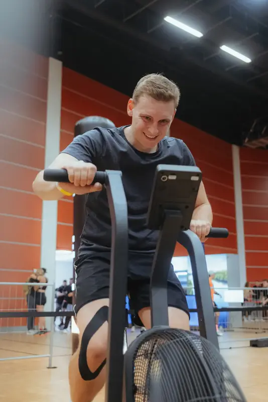 Athlet auf dem Air Bike